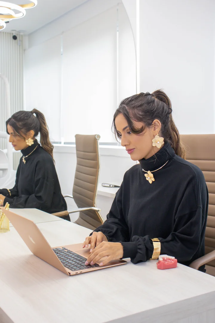 Dra Gabrielle Soares agendando paciente na GF Clinic