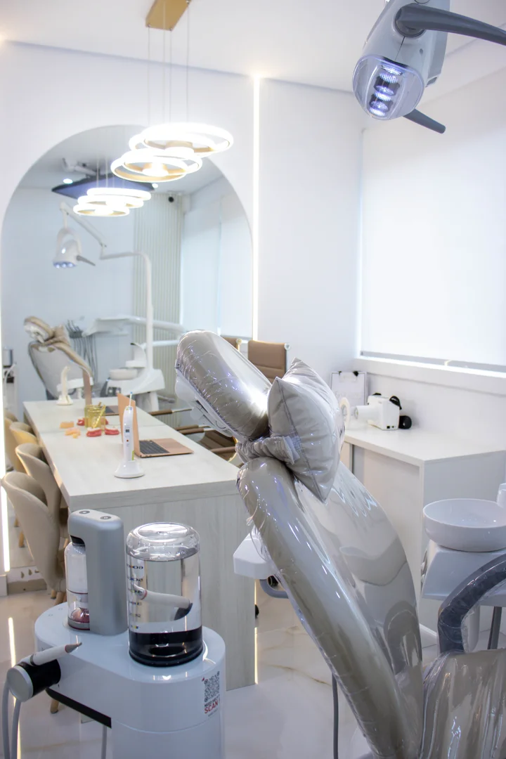 Sala de atendimento odontológico com equipamentos modernos na GF Clinic